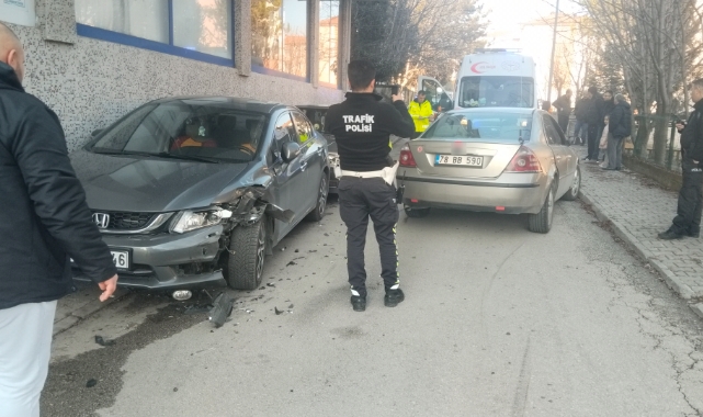 Park halindeki otomobile böyle çarptı: 2 yaralı