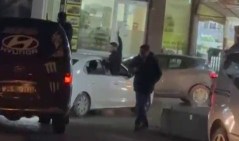 Pendik’te araç içerisinden silahla ateş açan şahıs yakalandı