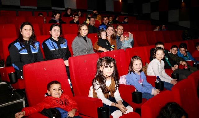 Polis çocukları sinema etkinliğinde bir araya geldi