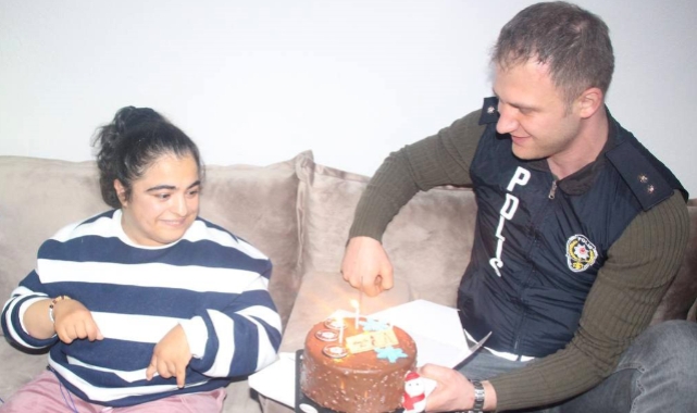 Polislerden engelli kıza doğum günü sürprizi