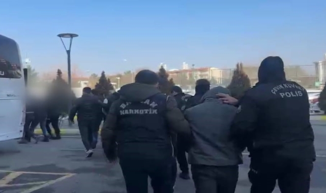 Polisten kurtulmak için 4 kilogram uyuşturucuyu araçtan attılar