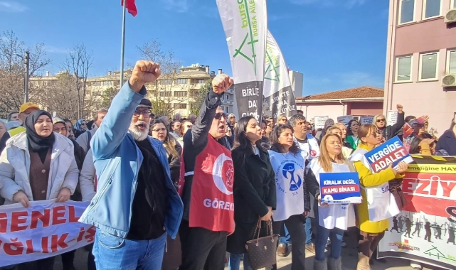 Sağlık çalışanları maaş bordrolarını yaktı