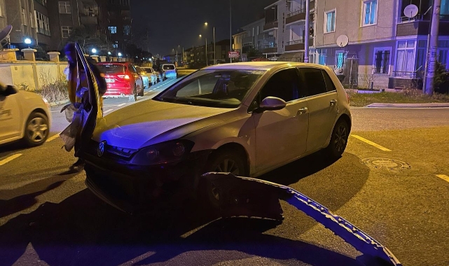 Sakarya’da ilginç kaza: Otomobilin kapısı, çarpıştığı aracın farında asılı kaldı