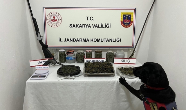 Sakarya’da uyuşturucu operasyonu düzenlenen evden kılıç çıktı