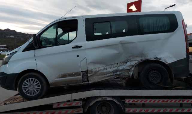 Samsun'da otomobil ile ticari araç çarpıştı!