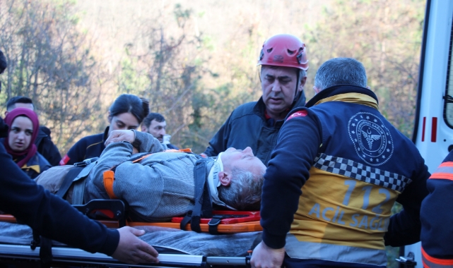 Şarampole uçan araçta yaralanan sürücüyü itfaiye kurtardı