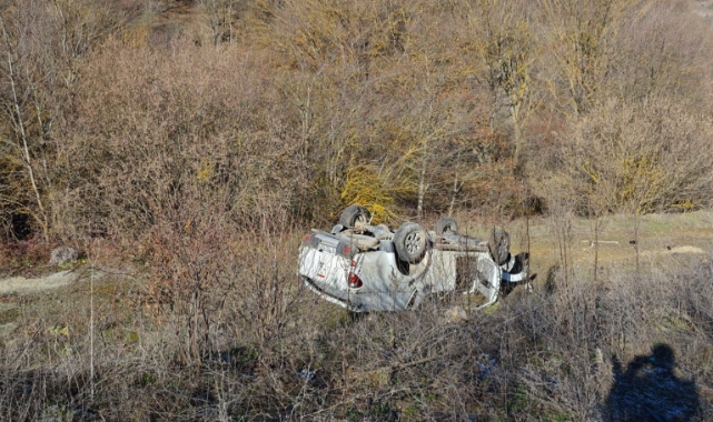Şarampole yuvarlanan araçta 2 kişi yaralandı