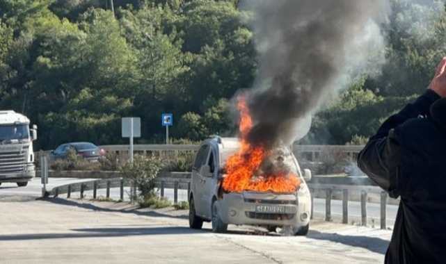 Seyir halindeki araç alev aldı