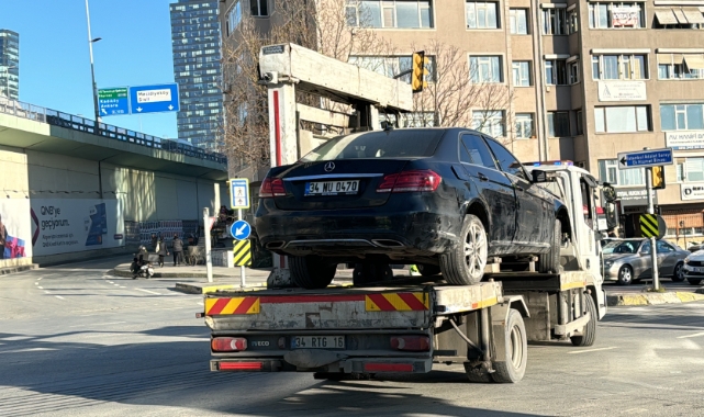 Şişli'de otomobilin çarptığı motosikletli aracın altında sürüklendi