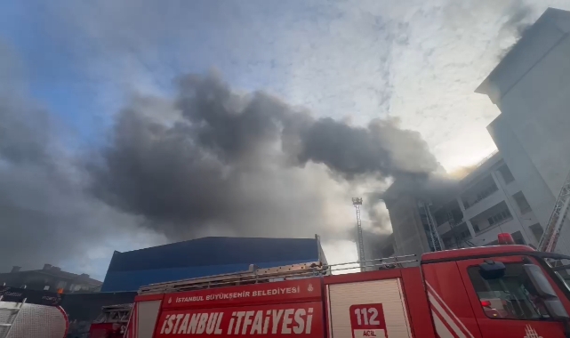 Sultanbeyli'de tekstil atölyesi alev alev yandı