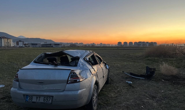 Takla atan otomobil araziye uçtu: 4 yaralı