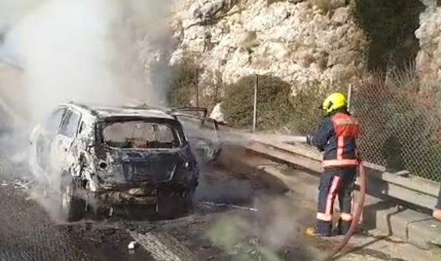 Tarsus'ta seyir halindeki otomobil alev aldı