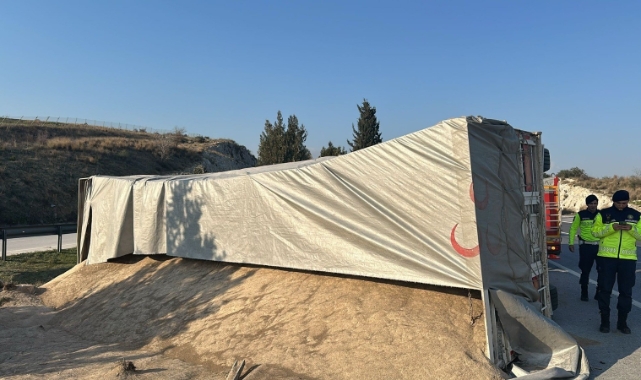 Tarsus’ta yem yüklü tır kaza yaptı: 1 yaralı
