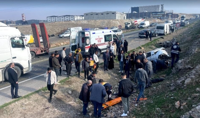 Tırla çarpışıp şarampole devrilen otomobilin sürücüsü ağır yaralandı
