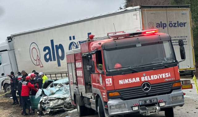 Tokat'ta otomobil ile tır çarpıştı: 2 ölü, 1 yaralı