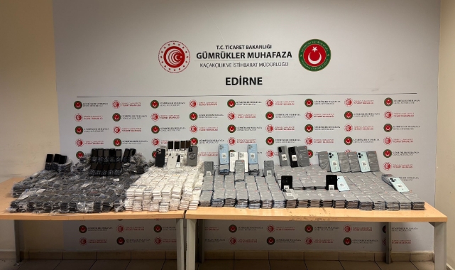 Tonlarca kağıdın altında kaçak telefon saklamışlar