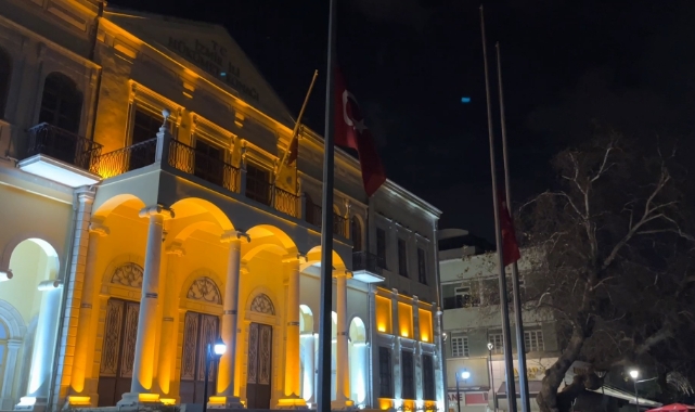 Tüm yurtta bayraklar yarıya indirildi
