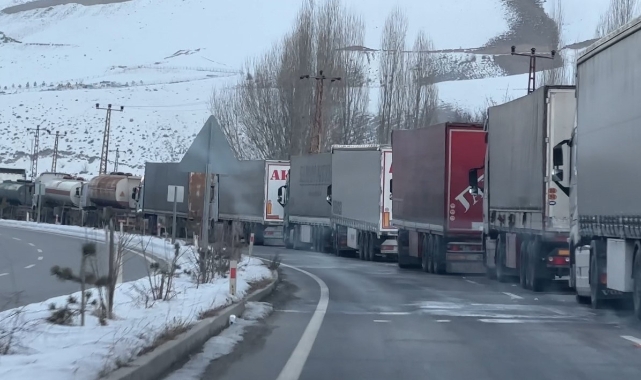 Türkiye-İran sınırında 10 kilometrelik tır kuyruğu oluştu