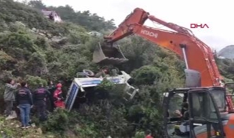 Uçuruma yuvarlanan kamyonette üç kişi yaralandı!