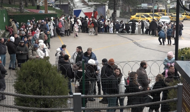 Uludağ'a günübirlikçi akını! Metrelerce kuyruk oluştu