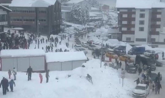 Uludağ'da adım atacak yer kalmadı! Uzun teleferik kuyrukları oluştu