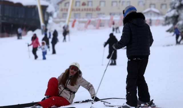 Uludağ’da kayak yaparken düşen kayakçılar kameralara yakalandı