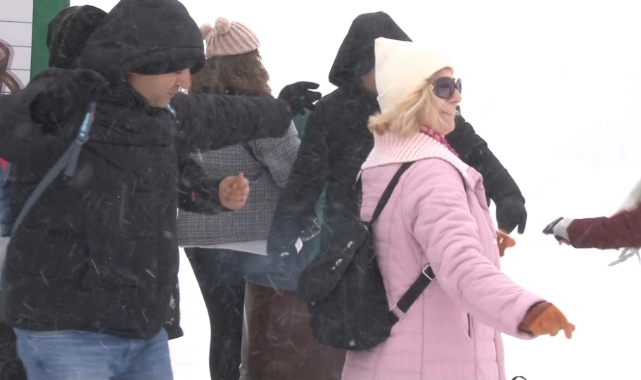 Uludağ'da turistler dans ederek ısındılar