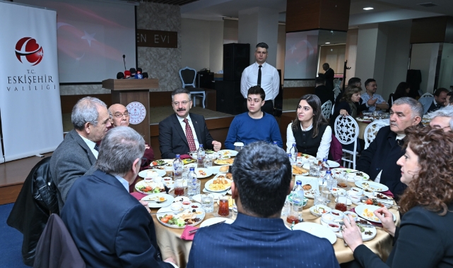 Vali Aksoy, basın mensupları ile bir arada
