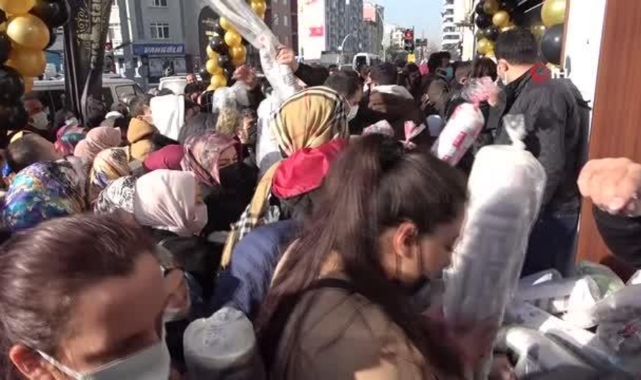 Van'da AVM açılışında izdiham