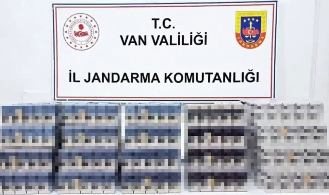 Van'da kayısı çuvalların içerisinde bin 490 paket kaçak sigara ele geçirildi