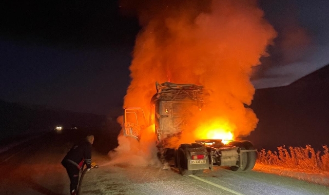 Van'da seyir halinde tır alev alev yandı