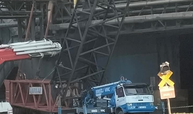 Vinç işçilerin üzerine devrildi!