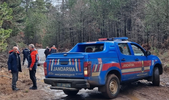 Yalova'da çamura saplanan araçtaki 2 kişi kurtarıldı