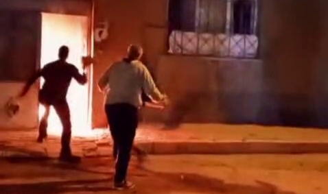 Yangını kum ve taş ile söndürmeye çalıştılar
