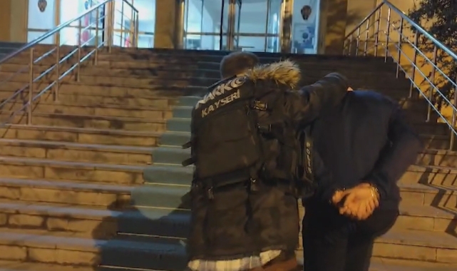 Zehir tacirleri polisten kaçamadı