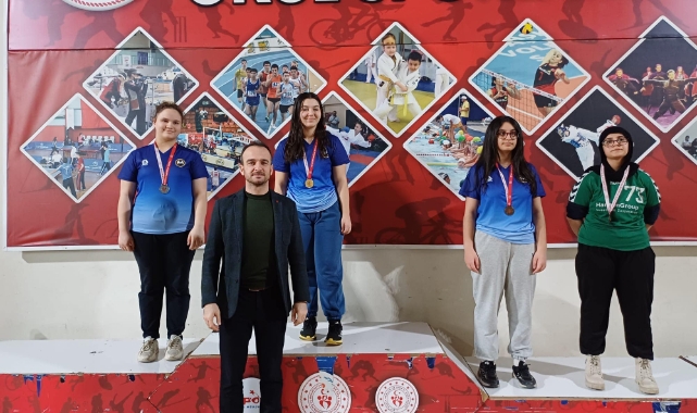 58 sporcu bilek güreşinde yarıştı