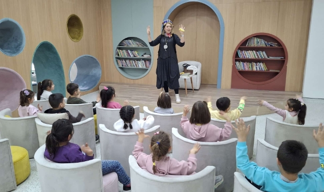 Afyonkarahisar'da minikler kütüphaneyi gezdi
