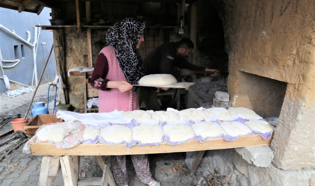 Aile ekonomileri için ekmeklerini kendileri yapıyor