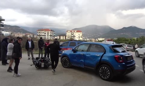 Alanya'da otomobil ile motosiklet çarpıştı: 1 yaralı