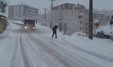 Alaplı'da karla mücadelede deniz suyu kullanılıyor
