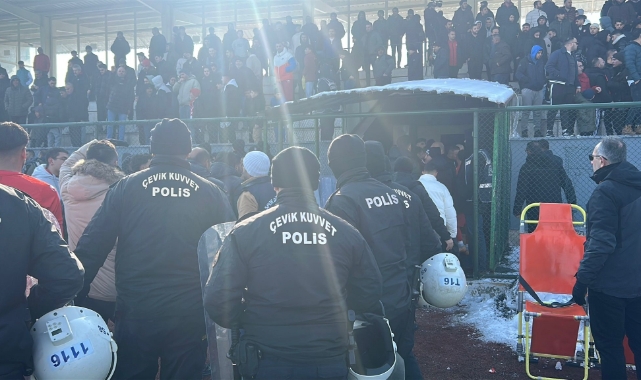 Amatör maçta düdük çaldı saha karıştı!