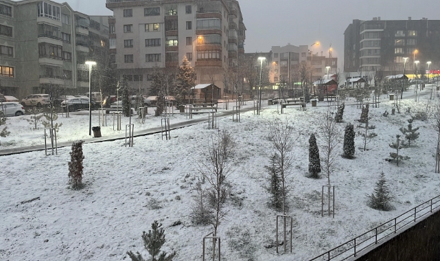 Ankara'da akşam saatlerinde başlayan kar etkisini gösterdi