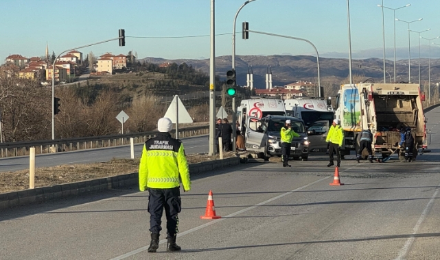 Ankara'da iki otomobil çarpıştı! 6 kişi yaralandı