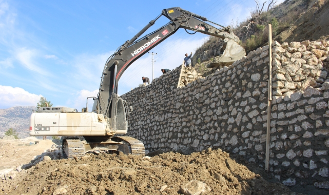 Antalya Büyükşehir heyelan bölgelerine duvar örüyor