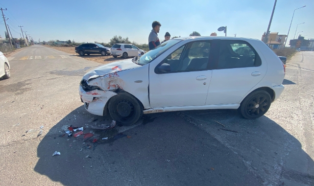 Antalya’da kamyonetle otomobil çarpıştı! Baba ve oğul yaralandı