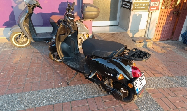 Antalya'da motorlu bisiklet devrildi! 2 yaralı