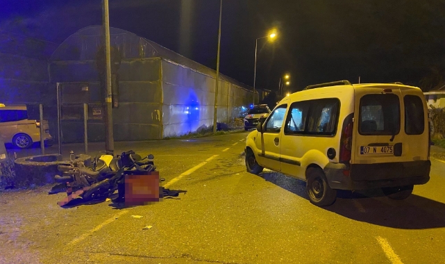 Antalya'da motosikletle hafif ticari araç çarpıştı: 1'i ağır 2 yaralı
