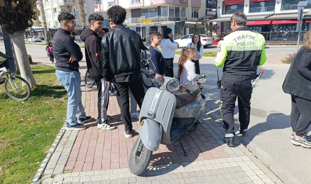 Antalya'da otomobille çarpışan elektrikli bisikletin sürücüsü yaralandı