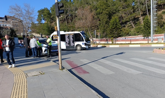 Antalya'da yaya geçidinde kaza! 1 yaralı