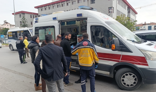 Antalya'da yaya geçidinde motosiklet yayaya çarptı! 2 yaralı